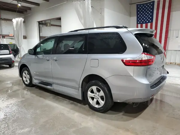 5TDKZ3DC5HS899970 2017 TOYOTA SIENNA - Image 2