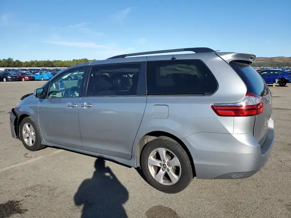 5TDKZ3DC5JS901187 2018 TOYOTA SIENNA - Image 2