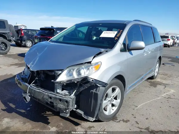 5TDKZ3DC5JS902419 2018 TOYOTA SIENNA - Image 2