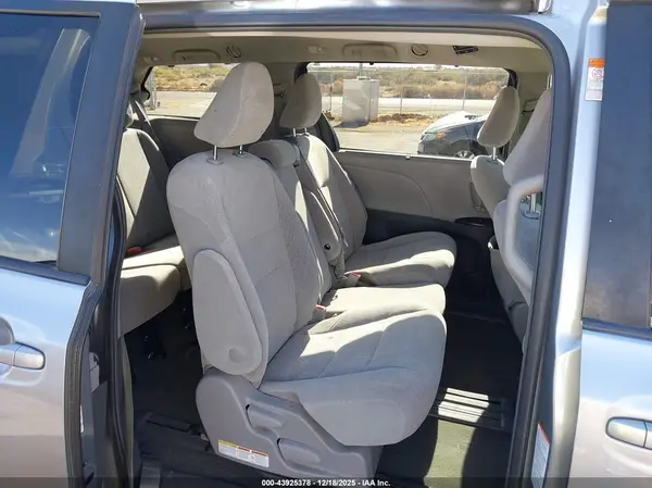 5TDKZ3DC5JS902419 2018 TOYOTA SIENNA - Image 8