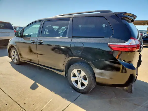 5TDKZ3DC5JS903098 2018 TOYOTA SIENNA - Image 2