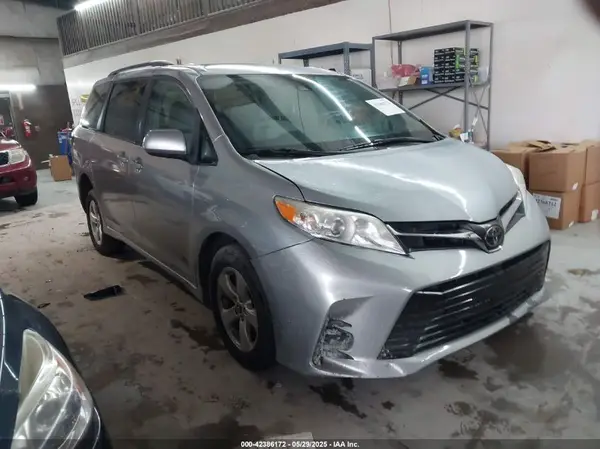 5TDKZ3DC5JS904817 2018 TOYOTA SIENNA - Image 1