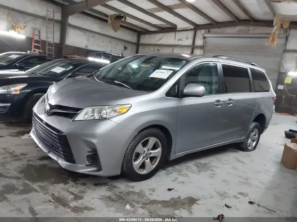 5TDKZ3DC5JS904817 2018 TOYOTA SIENNA - Image 2