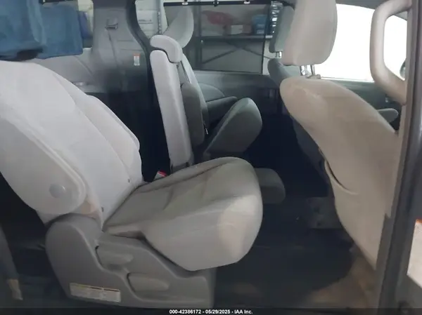 5TDKZ3DC5JS904817 2018 TOYOTA SIENNA - Image 8