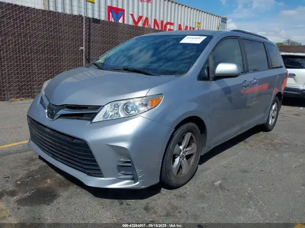 5TDKZ3DC5JS905210 2018 TOYOTA SIENNA - Image 2