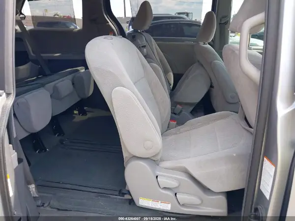 5TDKZ3DC5JS905210 2018 TOYOTA SIENNA - Image 8