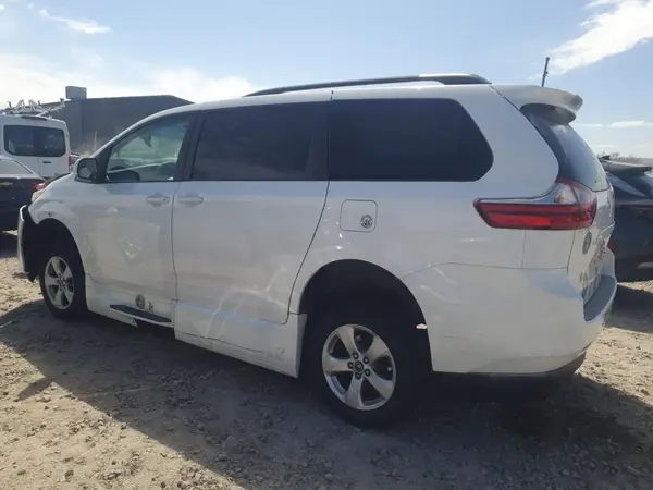 5TDKZ3DC5JS906695 2018 TOYOTA SIENNA - Image 2