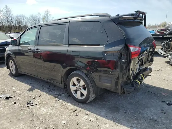 5TDKZ3DC5JS907703 2018 TOYOTA SIENNA - Image 2