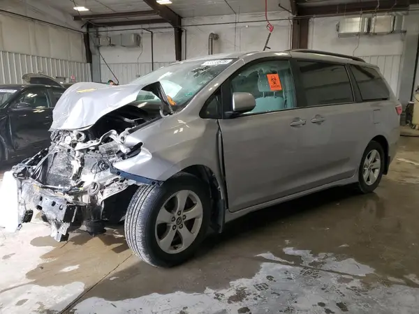 5TDKZ3DC5JS908821 2018 TOYOTA SIENNA - Image 1