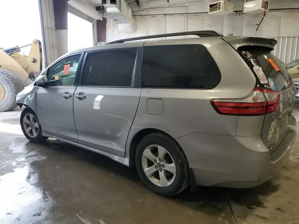 5TDKZ3DC5JS908821 2018 TOYOTA SIENNA - Image 2