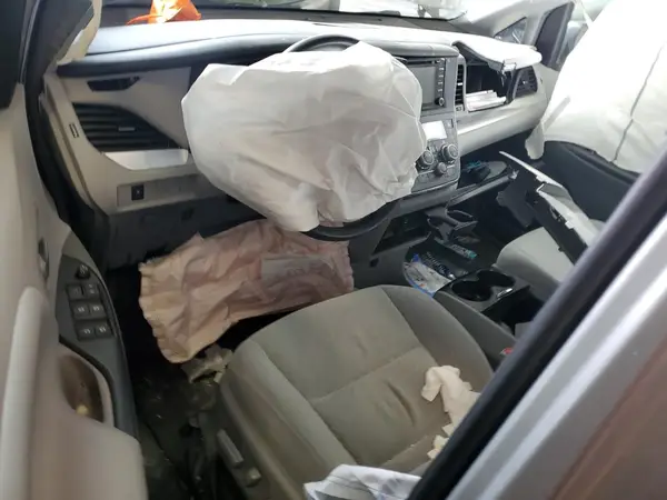 5TDKZ3DC5JS908821 2018 TOYOTA SIENNA - Image 8