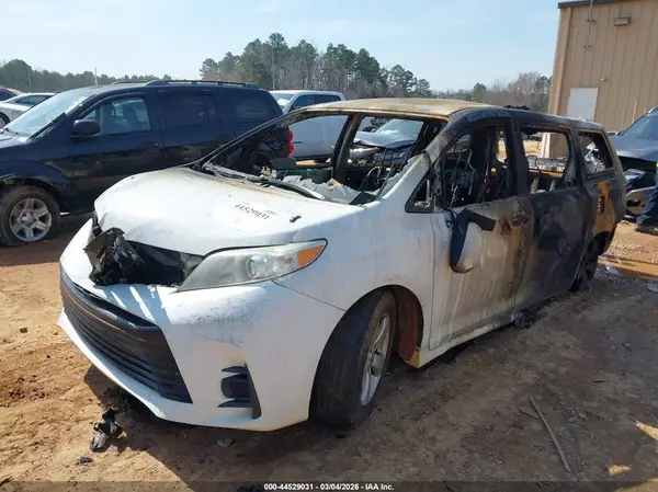 5TDKZ3DC5JS914313 2018 TOYOTA SIENNA - Image 2