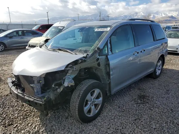 5TDKZ3DC5JS918653 2018 TOYOTA SIENNA - Image 1