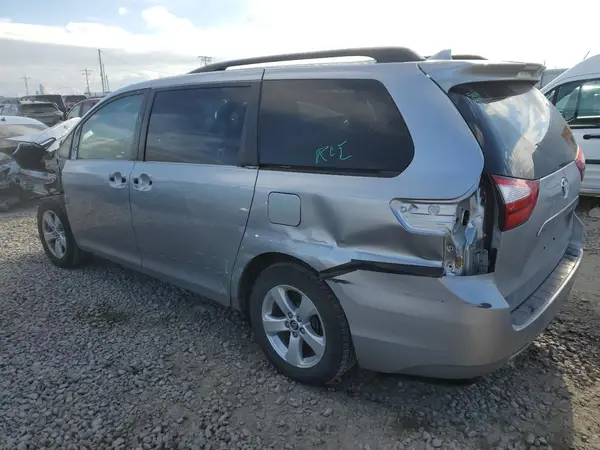 5TDKZ3DC5JS918653 2018 TOYOTA SIENNA - Image 2
