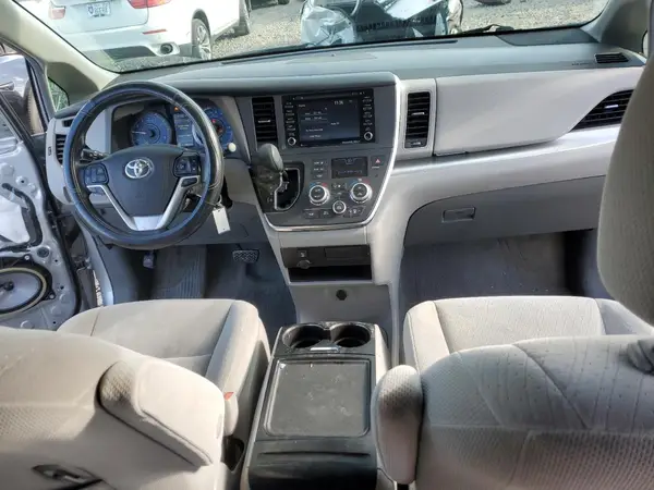 5TDKZ3DC5JS918653 2018 TOYOTA SIENNA - Image 8