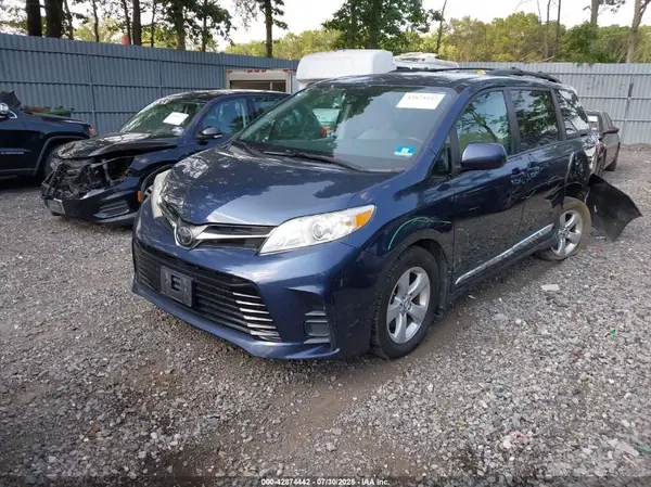 5TDKZ3DC5JS919690 2018 TOYOTA SIENNA - Image 2