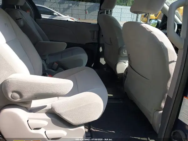 5TDKZ3DC5JS919690 2018 TOYOTA SIENNA - Image 8