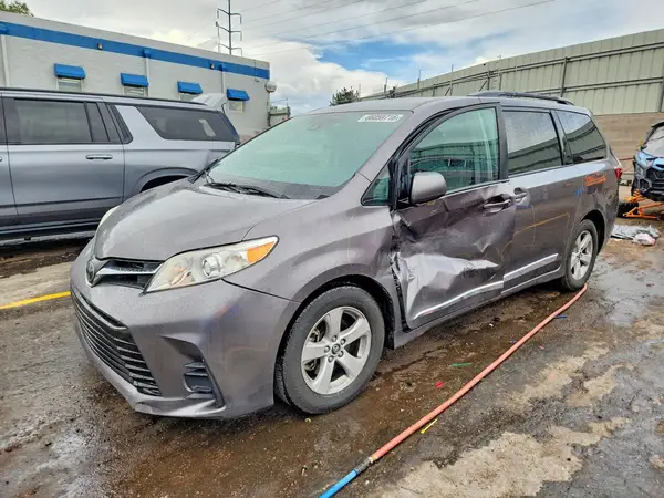 5TDKZ3DC5JS921276 2018 TOYOTA SIENNA - Image 1