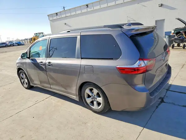 5TDKZ3DC5JS924498 2018 TOYOTA SIENNA - Image 2