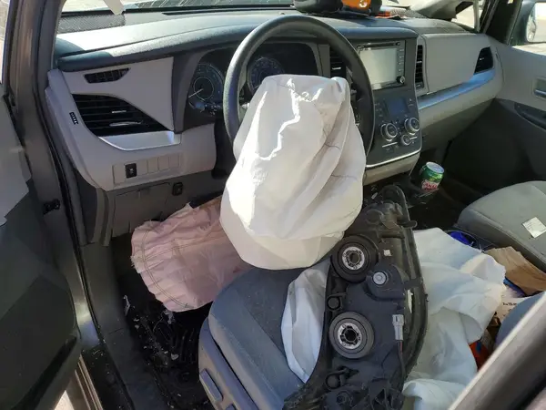 5TDKZ3DC5JS924498 2018 TOYOTA SIENNA - Image 8