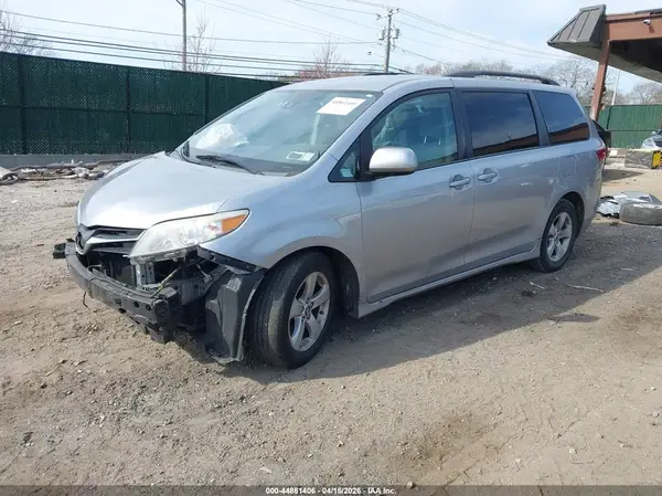 5TDKZ3DC5JS925571 2018 TOYOTA SIENNA - Image 2