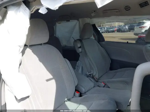 5TDKZ3DC5JS925571 2018 TOYOTA SIENNA - Image 8