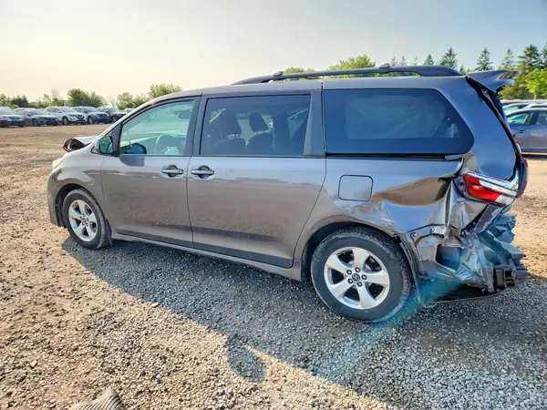 5TDKZ3DC5JS926381 2018 TOYOTA SIENNA - Image 2