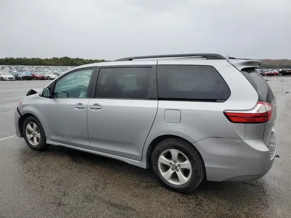 5TDKZ3DC5JS926624 2018 TOYOTA SIENNA - Image 2