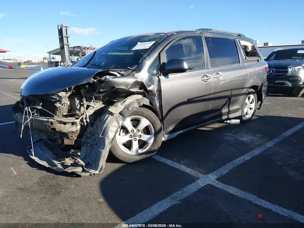 5TDKZ3DC5JS927353 2018 TOYOTA SIENNA - Image 2