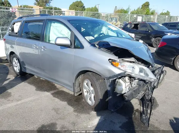 5TDKZ3DC5JS928180 2018 TOYOTA SIENNA - Image 1