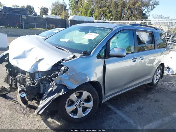 5TDKZ3DC5JS928180 2018 TOYOTA SIENNA - Image 2