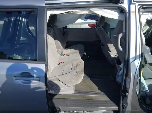 5TDKZ3DC5JS928180 2018 TOYOTA SIENNA - Image 8