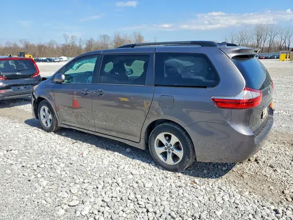 5TDKZ3DC5JS932617 2018 TOYOTA SIENNA - Image 2