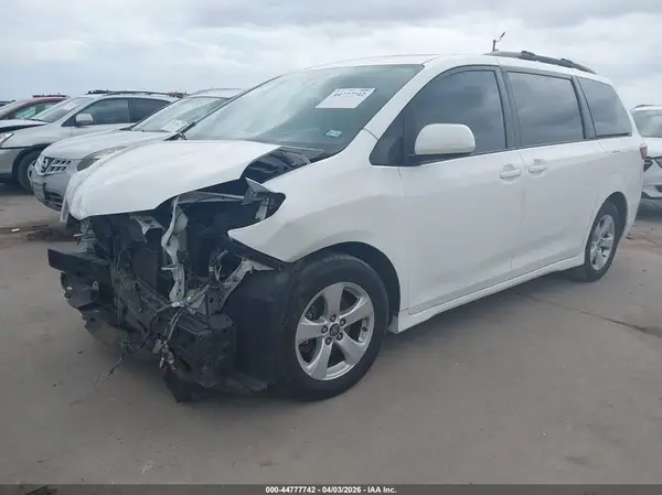 5TDKZ3DC5JS937476 2018 TOYOTA SIENNA - Image 2