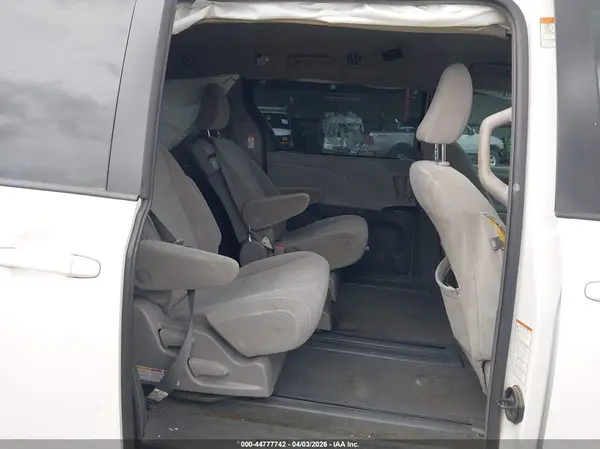 5TDKZ3DC5JS937476 2018 TOYOTA SIENNA - Image 8