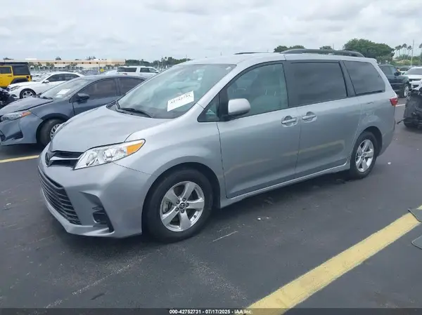 5TDKZ3DC5JS939275 2018 TOYOTA SIENNA - Image 2
