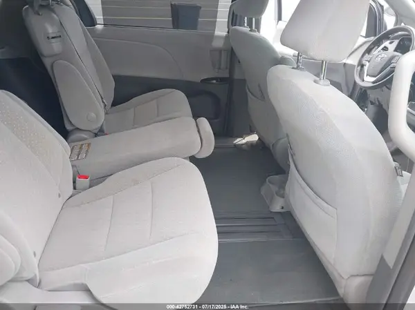 5TDKZ3DC5JS939275 2018 TOYOTA SIENNA - Image 8