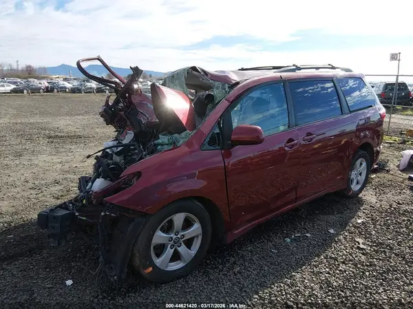 5TDKZ3DC5JS939597 2018 TOYOTA SIENNA - Image 2