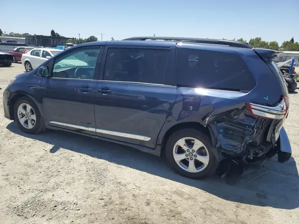 5TDKZ3DC5JS940670 2018 TOYOTA SIENNA - Image 2