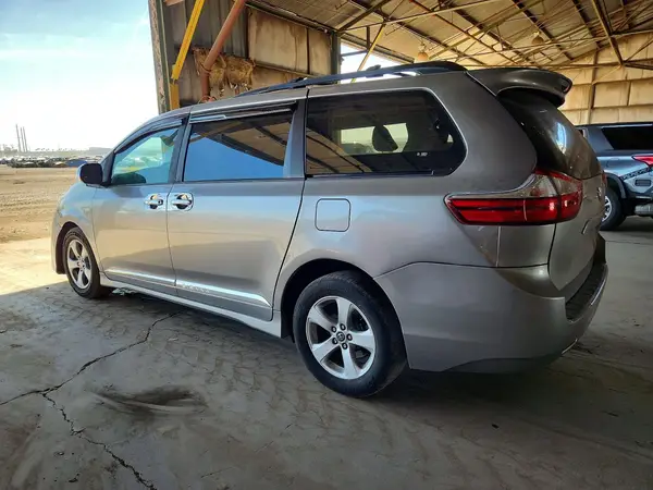 5TDKZ3DC5JS941740 2018 TOYOTA SIENNA - Image 2