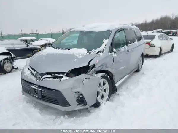 5TDKZ3DC5JS941785 2018 TOYOTA SIENNA - Image 2