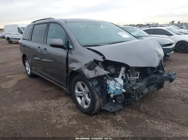 5TDKZ3DC5JS942080 2018 TOYOTA SIENNA - Image 1
