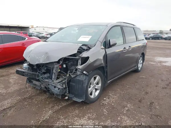 5TDKZ3DC5JS942080 2018 TOYOTA SIENNA - Image 2