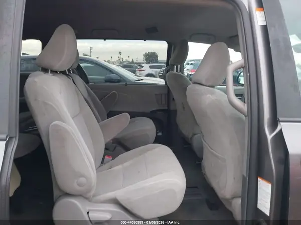 5TDKZ3DC5JS942080 2018 TOYOTA SIENNA - Image 8