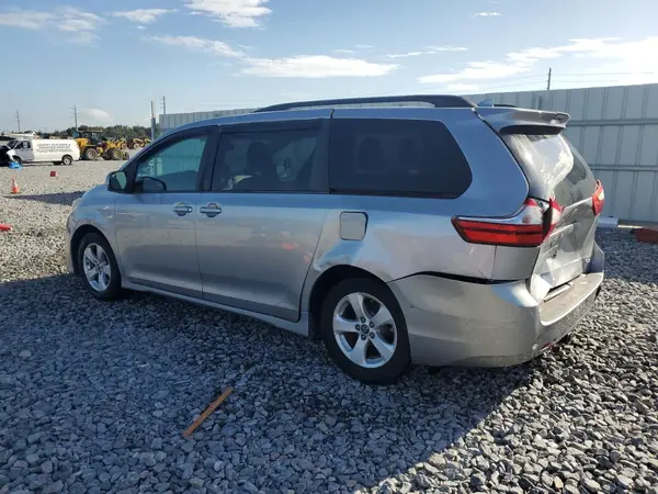 5TDKZ3DC5JS945139 2018 TOYOTA SIENNA - Image 2