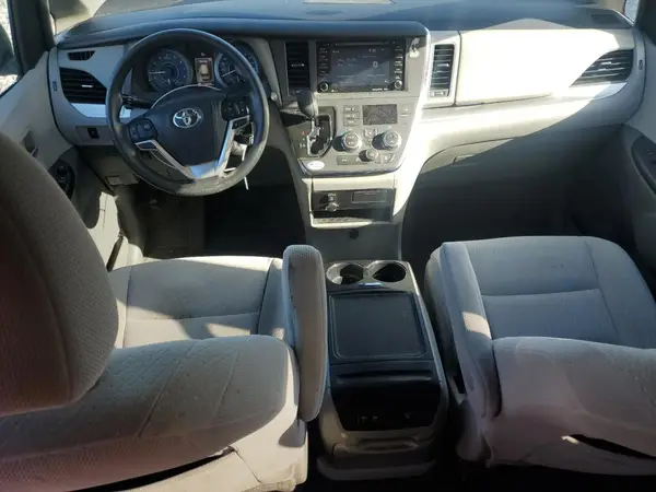 5TDKZ3DC5JS945139 2018 TOYOTA SIENNA - Image 8
