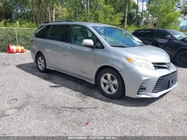 5TDKZ3DC5JS945951 2018 TOYOTA SIENNA - Image 1