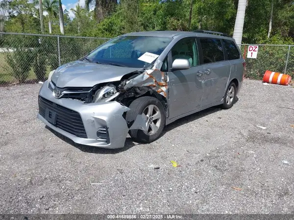 5TDKZ3DC5JS945951 2018 TOYOTA SIENNA - Image 2