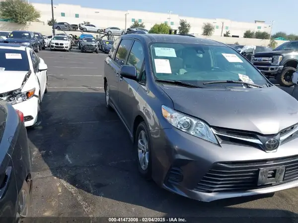 5TDKZ3DC5JS946842 2018 TOYOTA SIENNA - Image 1