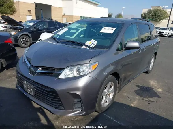 5TDKZ3DC5JS946842 2018 TOYOTA SIENNA - Image 2